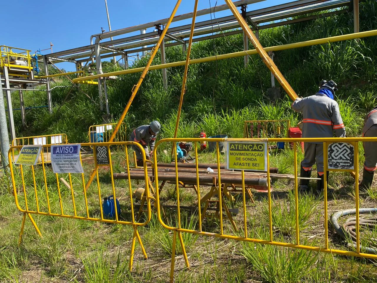 Equipamentos em operação de sondagem no acervo do Grupo Torres